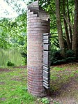 Stele zum Gedenken an die Ermordung Karl Liebknechts am Neuen See im Berliner Tiergarten