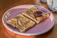 Peanut butter and jelly sandwich (11120683916).jpg