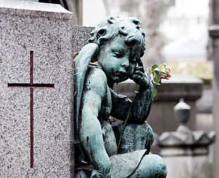 Chérubin (ou angelot) ornant une tombe anonyme au cimetière du Père-Lachaise, à Paris (France). Un des hauts lieux touristiques de Paris, ce cimetière-musée concentre de nombreux monuments et sculptures funéraires exceptionnels et attire de nombreux artistes qui y trouvent aussi leur dernière demeure. (définition réelle 2 374 × 1 921)