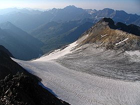 Vue partielle du glacier en fin d'été. Premier plan à droite, le Montferrat. En arrière-plan, Gavarnie et le massif du Mont-Perdu.