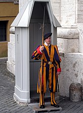Una guardia svizzera in uniforme presso la Basilica di San Pietro in Vaticano.