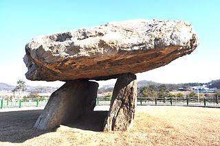 <span class="mw-page-title-main">Megalith</span> Large stone used to build a structure or monument