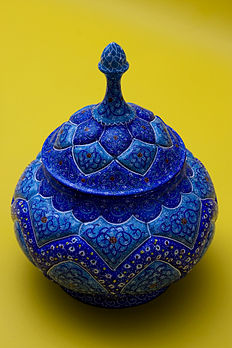 Poterie fabriquée et peinte à la main, en provenance d’Ispahan, célèbre pour son artisanat traditionnel iranien. (définition réelle 2 592 × 3 888)