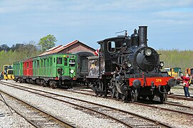 La 130 NSB no 376 du K&ESR et la rame Sprague de l’ADEMAS à Saint-Valery-Canal en 2016.