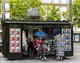 Kiosque à journaux à Paris (ancien modèle)