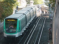 Un MF 01 vient de quitter la station de la ligne 2 et entre dans le tunnel.