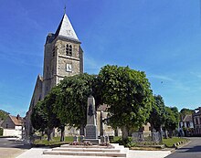 L'église Saint-Pierre et le monument aux morts.