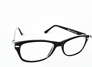 <span class="mw-page-title-main">Glasses</span> Form of vision aid