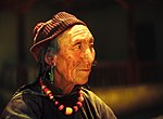 Frau mit Schmuck in der Ohrmuschel in dem Kloster der Rotmützenmönche in Ladakh im Norden Indiens im Jahr 1981