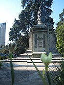 Monumento erigido al Dr. Montufar y Rivera en 2010.