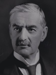 premiér Neville Chamberlain