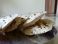 Φρεσκομαγειρεμένα τσαπάτι (chapatis), κατά τη στιγμή που έχουν απομακρυνθεί από την ανοιχτή φλόγα.