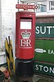 Um Pillar Box ou caixa de correios pública, no Reino Unido, com a Cifra de Isabel II.
