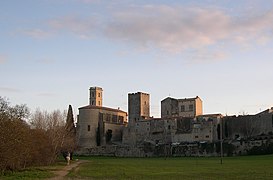 L'église Sainte-Croix et les remparts de Cournonterral.