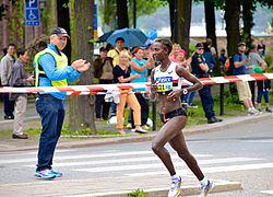 Isabellah Andersson mitt i city under Stockholm maraton 2013