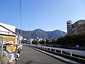 87. 左側：足立山、右側：妙見山