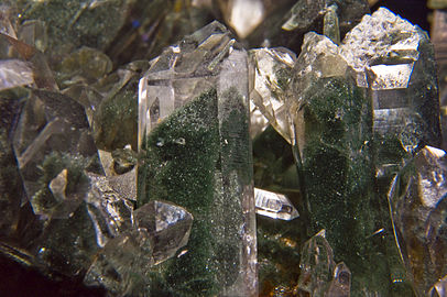 Quartz contenant des inclusions de chlorite. Taille : 10x9x63,3 cm. Bourg d'Oisans, Isère, Rhône-Alpes, France