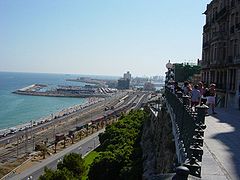 Blick von der Rambla Nova über den Bahnhof und Hafen