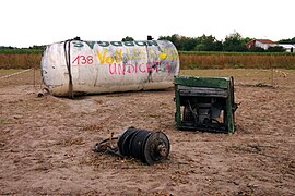 Gastank und sonstige Teile auf einem Feld gegenüber dem Unternehmen Hoffmann Gastrans