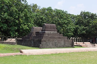 Gravestones resembling the Tomb of Cyrus