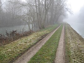 The Loing (left) and the canal du Loing (right) at Conflans-sur-Loing