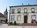 Ehemaliges Rathaus- und Schulgebäudelinks die Kirche