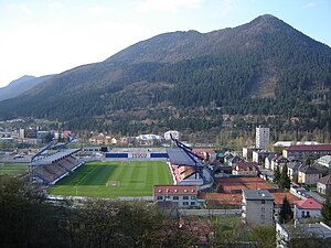 Das Štadión MFK Ružomberok mit dem Berg Čebrať im Hintergrund (April 2008).