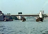 Druk scheepvaartverkeer bij het beweegbare brugdeel, 1966