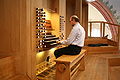 Organist Hans-Eberhard Roß an der Goll Orgel in St. Martin, Memmingen