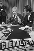 Aankomst Maurice Chevalier op Schiphol, Maurice Chevalier tijdens persconferenti, Bestanddeelnr 921-0563.jpg