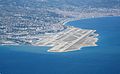 Aéroport de Nice-Côte d'Azur. Deuxième piste construite sur remblai.