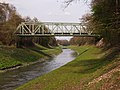 La Emscher kiel limrivero inter Recklinghausen (maldekstre) kaj Herne, kun la buŝkonstruaĵoj de la Ostbach (centre- maldekstre)