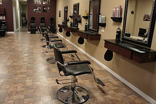 <span class="mw-page-title-main">Beauty salon</span> Hair and cosmetic treatment salon