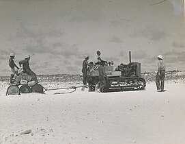 殖豪蘭島營地正在運送水桶和補給品。