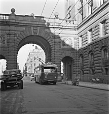 En trådbuss på linje 33 på Riksgatan vid Riksdagshuset, år 1949.