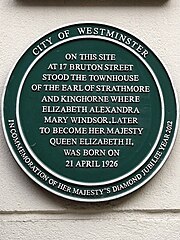 ブルートン・ストリート17番地にあるストラスモア＝キングホーン伯爵のタウンハウス。1926年4月21日、同地でエリザベス2世が生まれた旨のプラーク