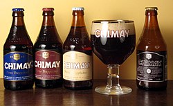 A négyféle Chimay sör, a pohárban a Chimay Bleue van kitöltve.