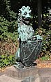 Bronzeskulptur eines Löwen mit Wappenschild auf dem Vorplatz der katholischen Pfarrkirche St. Ansgar und St. Bernhard