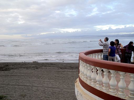 People photographing and looking at the sea, in the Agustín Ross Balcony. Image: Diego Grez.