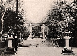 第一代嘉義神社,可見鳥居、社號標及石燈籠(1930年代)