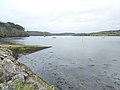 L'Aulne maritime vue vers l'aval au lieu-dit "Le Passage" en Dinéault ; au premier plan à gauche le quai et la cale.