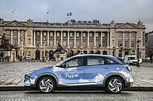 Un taxi parisien hype Hyundai Nexo roulant à l'hydrogène stationné à Paris