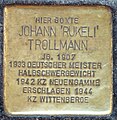 Placa instalada no chão (stolpersteine) em sua memória, no teatro da Schulterblatt 71, Hamburgo.