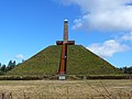 Top rondom het bordes tijdelijk weggegraven om obelisk te voorzien van palenfundering (februari 2011)