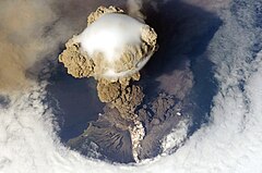 Tredjepladsen Sarychev Peak Volcano erupts June 12, 2009, on Matua Island (North Kuril Islands) (POTD) – Credit: Original photo by NASA, uploaded on Flickr by user John, derivative work by The High Fin Sperm Whale. (CC-BY-SA‑2.0)