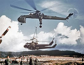 CH-54A Tarhe перевозит два повреждённых UH-1 Huey во Вьетнаме