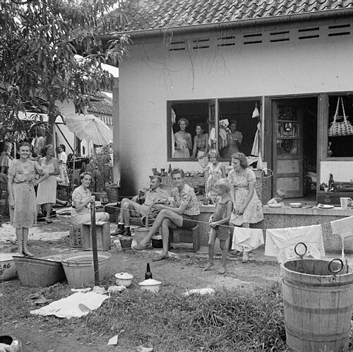 Vrouwen in Kamp Tjideng na de bevrijding (1945)