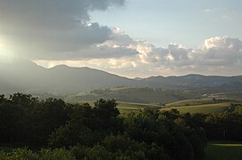 Photographie d’un paysage de collines et de montagnes.