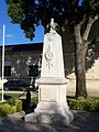 Le monument aux morts face à la mairie (août 2014).