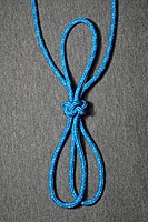 Fiador knot[англ.], Fiador knot, Ole fiador knot, Theodore knot[1], Hackamore diamond knot. Двойная петля. Однопрядная адаптация морского брилинтового узла.(693), который вяжется из 4-х. Ковбои используют его, как упряжку или запасную уздечку[1]. [abok 225]